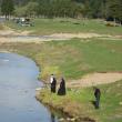 Pescari în straie monahale: Stareţa de la Voroneţ, la pescuit pe malul Moldovei