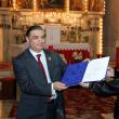 ASR Prinţul Paul al României primind de la Andras Chiriliuc diploma cu titlul de preşedinte de onoare al Asociaţiei Joseph Schmidt