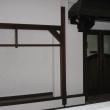 Prispa din Palat are o lăţime de 50 de centimetri, înălţimea de 30 de centimetri şi o lungime de 16,8 cm, cu stâlpi şi grinzi din lemn