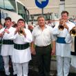 Primarul Loghin Saviuc între membri fanfarei din Calafindeşti