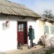 Deşi iarna a început deja să-şi facă simţită prezenţa, în satul Ţibeni mai sunt încă oameni care nu s-au mutat în casele lor
