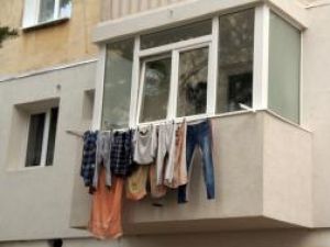 Reguli noi: Amenzi aspre pentru scuturatul covoarelor de la geam şi uscarea chiloţilor pe balcon