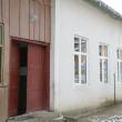 Trei sute de elevi învaţă într-o şcoală veche de 114 ani, în timp ce o şcoală de sute de mii de euro stă închisă