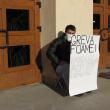 Dorin Aelenei, protestând în faţa Palatului de Justiţie Suceava 