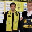 Dinu Gheorghe (D), preşedintele clubului FC Braşov, îl prezintă pe noul jucător al echipei, portarul Dani Coman. Foto: ZOLTAN RACZ / MEDIAFAX