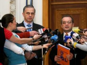 Emil Boc (dreapta) şi Mircea Geoană (stânga) după discuţiile celor două partide, în Palatul Parlamentului din Bucureşti. Foto: MEDIAFAX