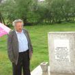 Preşedintele Comunităţii Evreilor din Suceava, Sorin Golda, şi primarul Ion Băiţan la monumentul de la Zahareşti