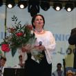 Primarul Ion Lungu oferindu-i Margaretei Clipa un buchet de flori şi diploma de Cetăţean de onoare