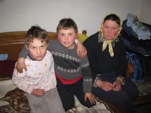 Copiii şi mama lor au fost cazaţi iniţial în dispensarului medical din Vama