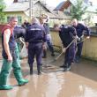 Peste 100 de jandarmii muncesc de cinci zile în localităţi inundate 