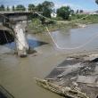 O porţiune din podul de la Dorneşti a căzut în râul Suceava