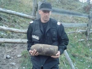 Iulian Pentilescu a avut misiuni la care a fost nevoie să care bomba în braţe, prin munţi
