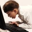 Copiii din Europa încep să folosească internetul la şapte ani