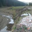 Malul unui pârâu aflat la marginea pădurii, la mică distanţă de Mănăstirea Putna, a fost transformat într-o adevărată groapă de gunoi