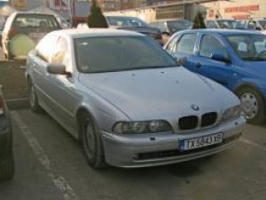 Autoturismul BMW, parcat şi ieri după-amiază lângă Poliţia municipiului Suceava