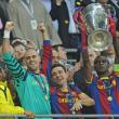 Eric Abidal ridicând trofeul în calitate de căpitan al Barcelonei Foto: Mediafax