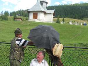 Vasile Lesenciuc a fost abandonat  în faţa bisericii