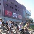 Un convoi neobişnuit, de biciclişti, rolleri şi pietoni, a mărşăluit ieri pe străzile Sucevei