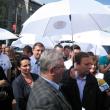 Gheorghe Flutur  şi Ion Lungu s-au aflat ieri printre locuitorii municipiului Suceava, cărora le-au oferit umbrele albe şi materiale electorale
