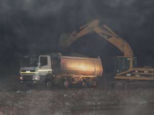 Autocamioanele firmei Test Prima sunt încărcate ilegal cu balast din albia râului Suceava