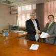 Directorul general al Loial Impex, Ioan Brăescu (stânga), a participat marţi la semnarea contractului cu reprezentanţii Universităţii Tehnice Gh. Asachi din Iaşi