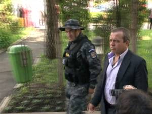Vasile Florea a fost pus sub acuzare pentru evaziune fiscală şi aderare la grup infracţional organizat, fiind acuzat de afaceri cu facturi fictive în valoare de 4,6 miliarde de lei vechi
