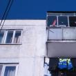 Tânărul a căzut din balconul de la ultimul etaj al blocului