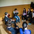 O studentă din Polonia face voluntariat la Colegiul Naţional „Eudoxiu Hurmuzachi”, învăţându-i pe elevi limba germană