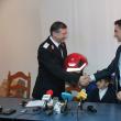 Casca de inspector general al pompierilor din România, oferită cadou omului de afaceri Florin Andronic de generalul de brigada Ion Burlui