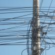 Primăria Suceava va tăia cablurile de pe stâlpi nerevendicate de proprietari