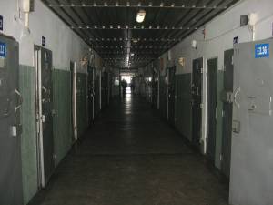 Trei deţinuţi din Penitenciarul Botoşani şi un alt individ aflat în stare de libertate sunt acuzaţi că au pus la cale o reţea prin care să introducă droguri în puşcărie