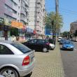 Locurile de parcare create în George Enescu sunt adesea ignorate de şoferi, care parchează unde au chef