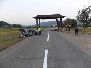 Autoturismul a acroşat un parapet şi s-a izbit violent în poarta bucovineană de la intrarea în comuna Putna