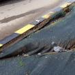 La Km 0 al Sucevei, lângă parcarea subterană, spaţiul verde a fost distrus de un ghiolban care a urcat cu maşina pe el