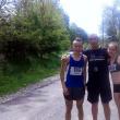Antrenorul Cristian Prâsneac alături de sportivii săi, Gabriel Bularda și Alina Paula Vântu la naționalele de alergare montană