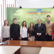 Şapte dintre cei opt elevi de media 10 la bacalaureat s-au întâlnit ieri cu preşedintele CJ Suceava, Gheorghe Flutur, acesta felicitându-i în numele administraţiei judeţene