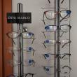 Ochelarii semnalizaţi la raft cu bulina albastră au reducere de 50% la rame