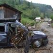 La Fundu Moldovei pârâul Colacu a inundat 30 de curţi, un autoturism fiind distrus după ce a fost luat de ape
