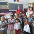 Copii din satul Bahna Arini, dascălii lor şi învăţătoarea Nicoleta Bogoş (în mijloc, cu copilul în braţe)