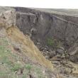 Tone de pământ negru s-au desprins de pe pereţii canionului și s-au prăbuşit în urma ploilor de săptămâna trecută