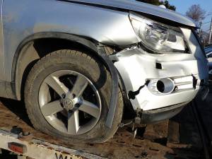 Autoturismul VW Tiguan a fost avariat în partea din dreaptă față în urma incidentului