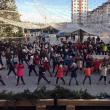 Aproximativ 150 de copii s-au adunat lângă brad și au realizat un dans sincron, un flashmob
