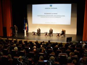 Circa 300 de reprezentanţi ai administraţiei locale au participat la dezbaterea cu preşedintele României