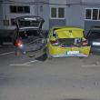 Trei din cele patru autoturisme avariate care au fost lăsate peste noapte în parcarea amenajată pe strada Lalelelor din cartierul George Enescu
