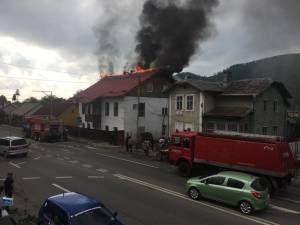 Incendiul a pornit din pod și s-a extins la acoperiş Foto Adrian Furnică