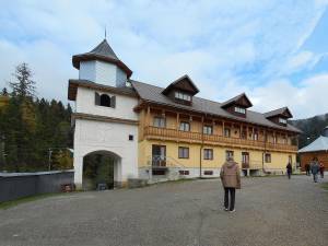 Bărbatul de 36 de ani a murit în curtea Mănăstirii Rarău