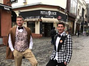Dorin Goian și Daniel Bălan au pozat în scop caritabil pentru un calendar retro, realizat în sprijinul fundației lui Mihăiță Neșu