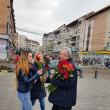 Primarul Ion Lungu a oferit o mulțime de flori sucevencelor, pe strada dar și în instituții