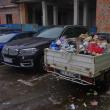 Dacia Papuc transformată în ghenă de gunoi, marți, în parcarea de la Kaufland