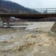 Apa a început să erodeze malul și exista riscul surpării drumului